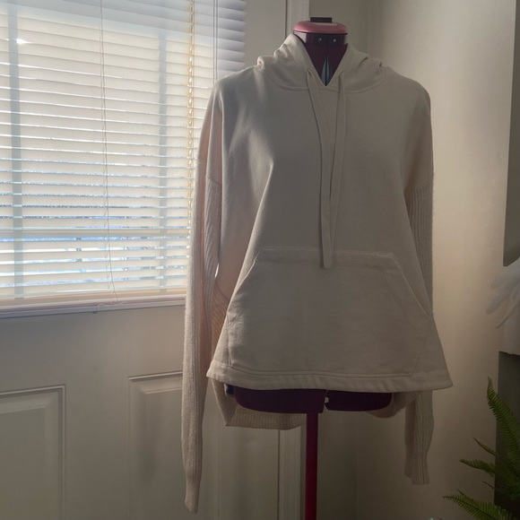 Splendid women cream fuzzy sweater knit longsleeves hoodie sweater. Size L. Used - Picture 7 of 7